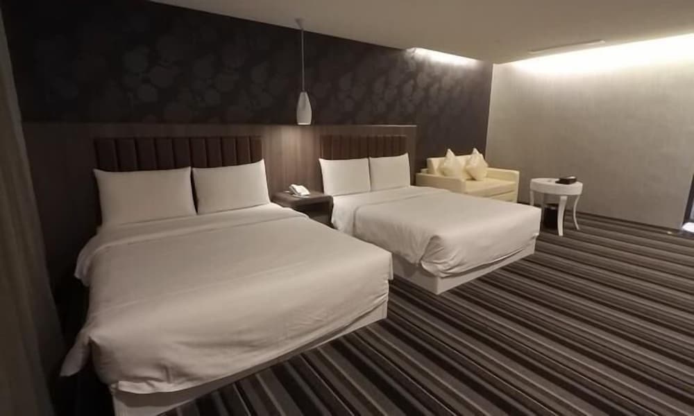 Zaw Jung Business Hotel 30/42