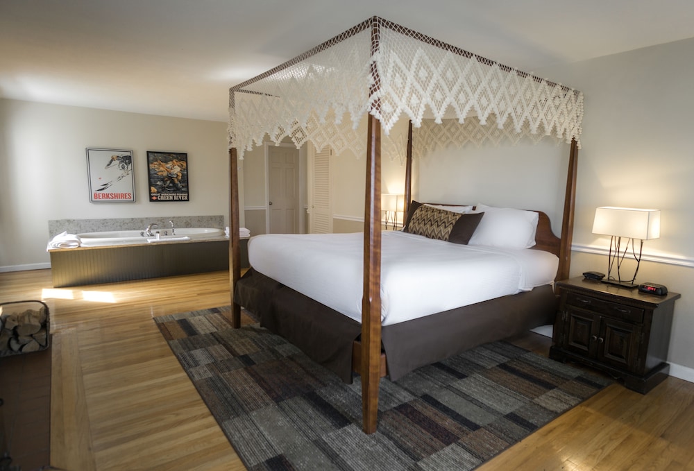 Superior, King Bed, Jetted Tub, Annex
