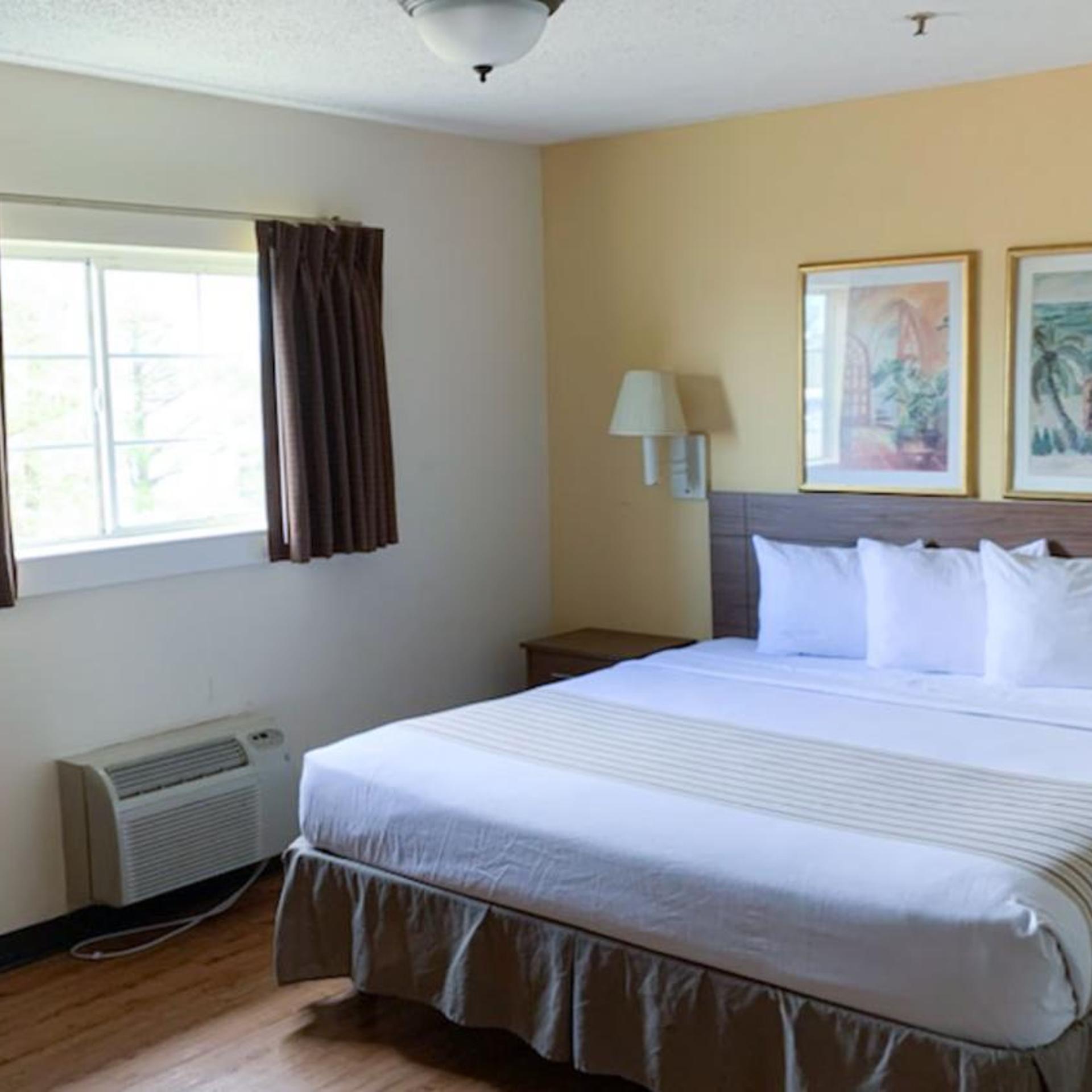 1 King Bed - Non-Smoking, Micfridge