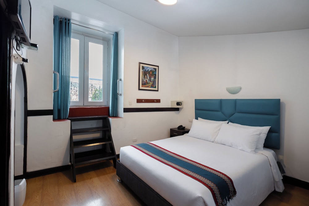 SUPERIOR, QUEEN BED, PRIVATE BATHROOM