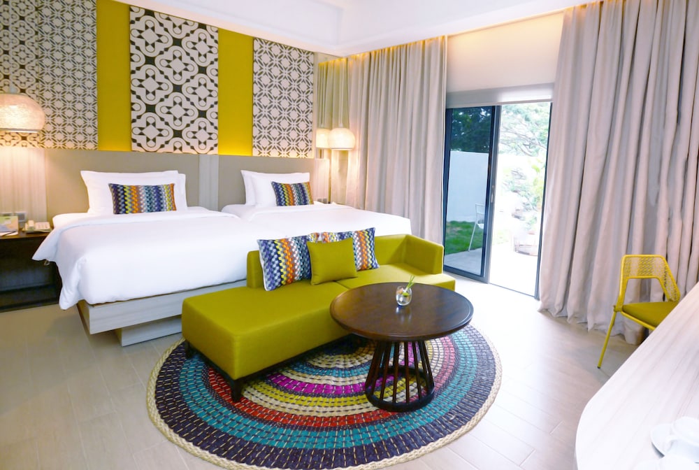 SUITE, TWIN BEDS