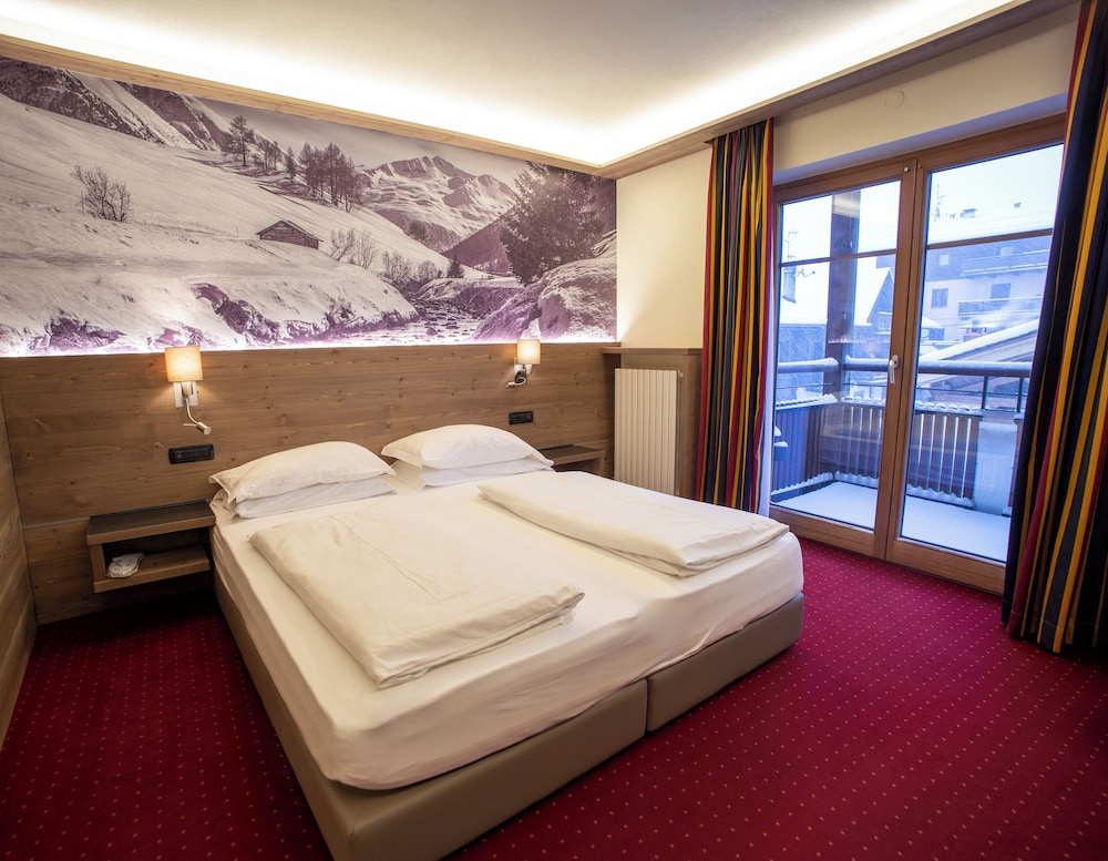 Hotel Touring 27/77