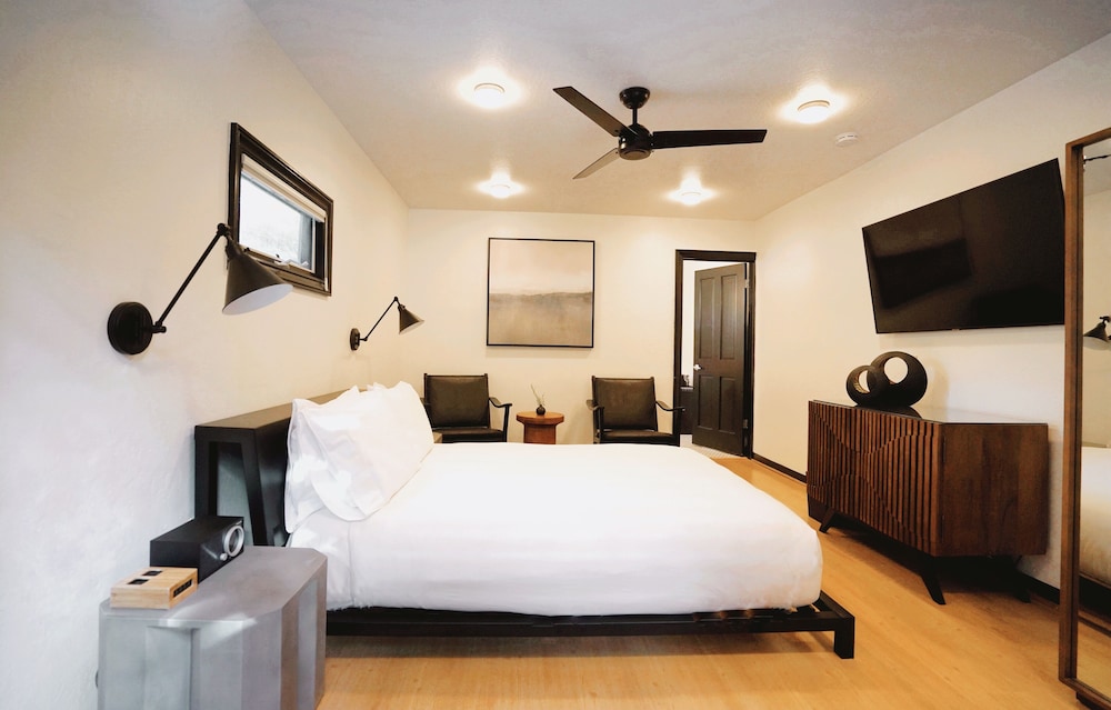 House, Queen Bed