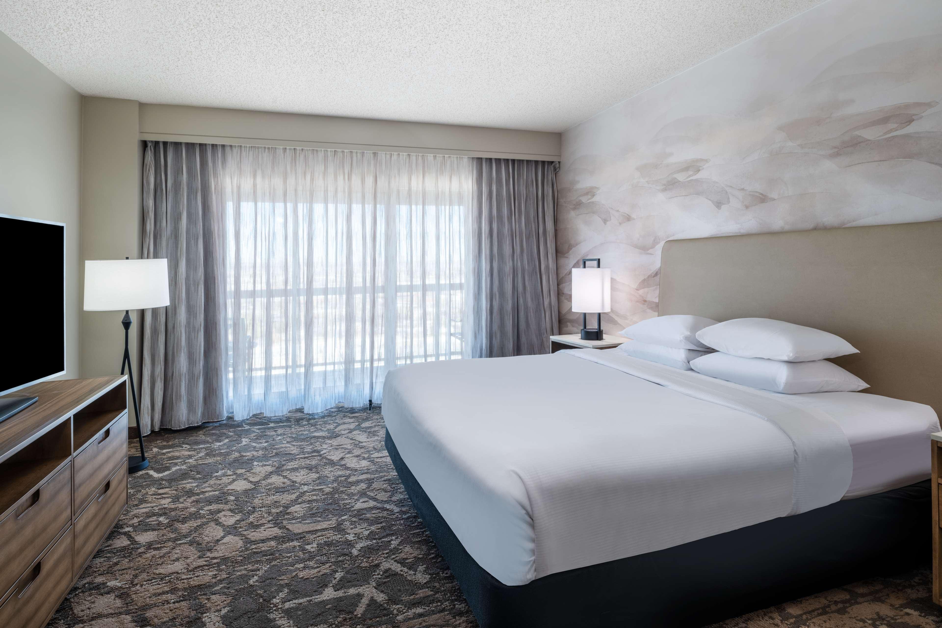 1 BEDROOM, SUITE, KING BED, ACCESSIBLE