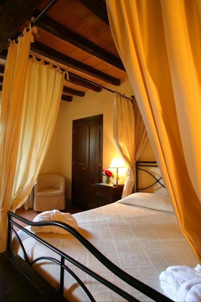 Monsignor Della Casa Country Resort 12/70