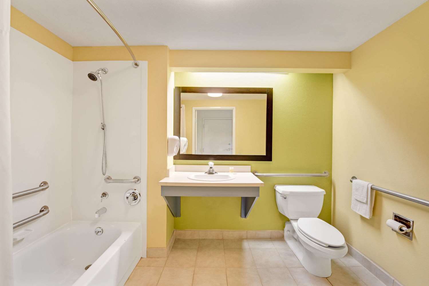 Days Inn & Suites by Wyndham DeSoto 44/44