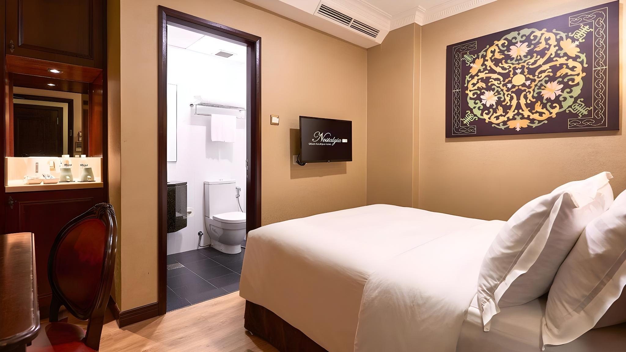 Superior, Queen and Twin Beds, No Window