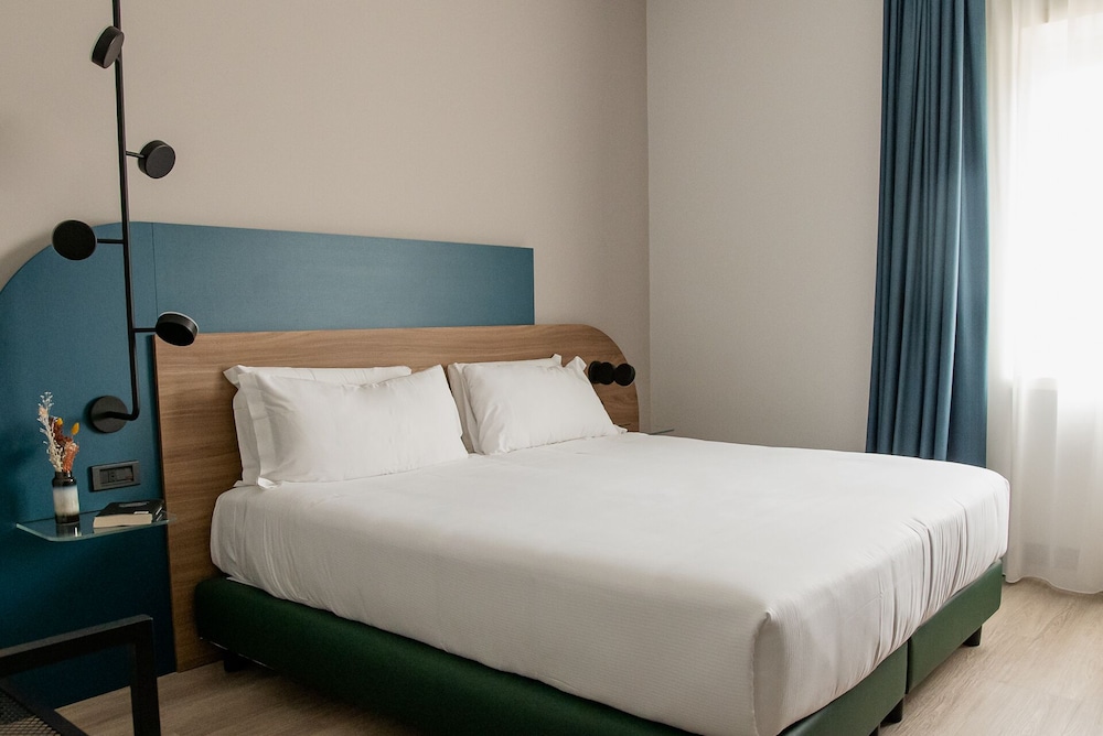 SUPERIOR, DOUBLE OR TWIN BED