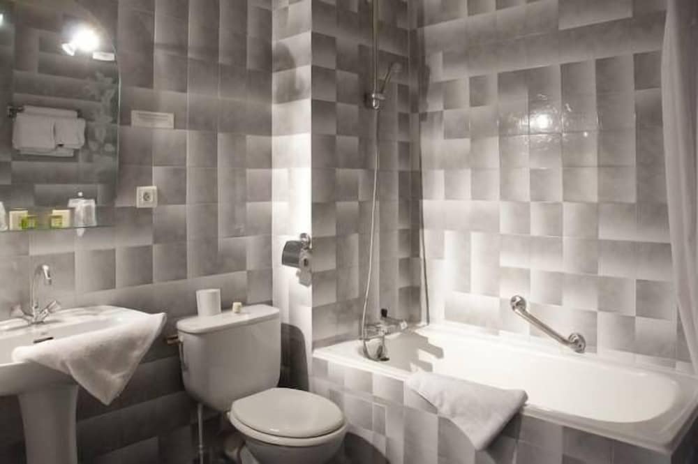 LOGIS HOTEL LES COMTES DE PARDIAC 33/34