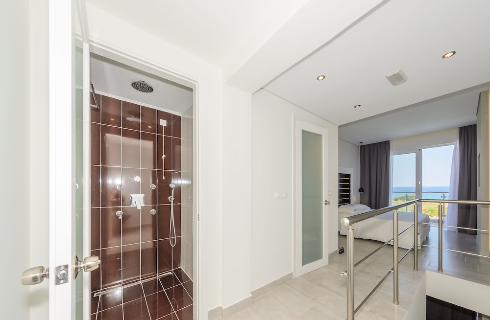 Belussi Beach Hotel & Suites 20/50