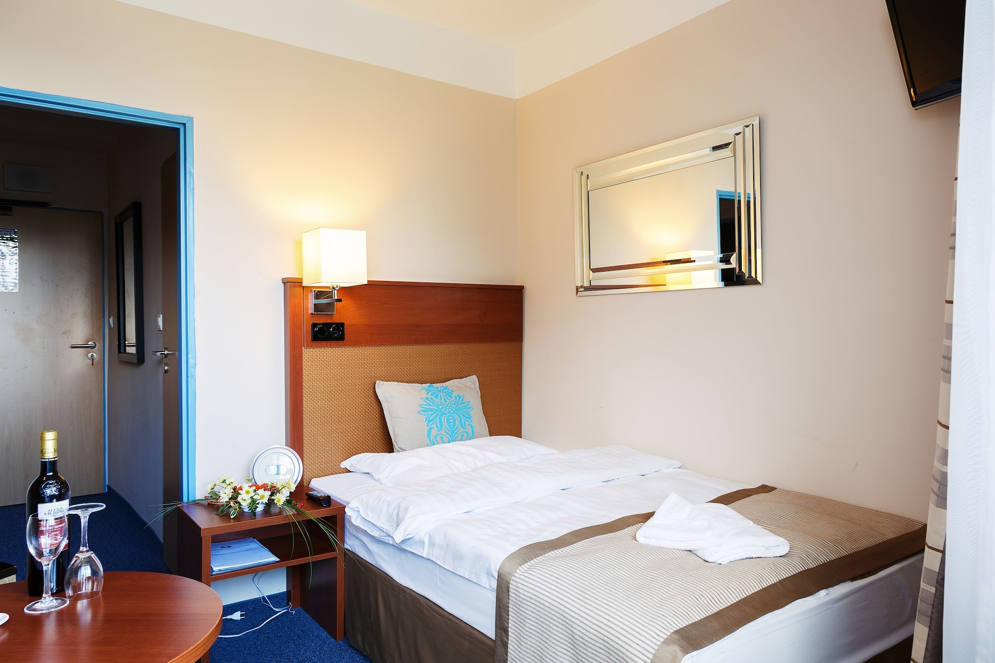 ROOM, SINGLE