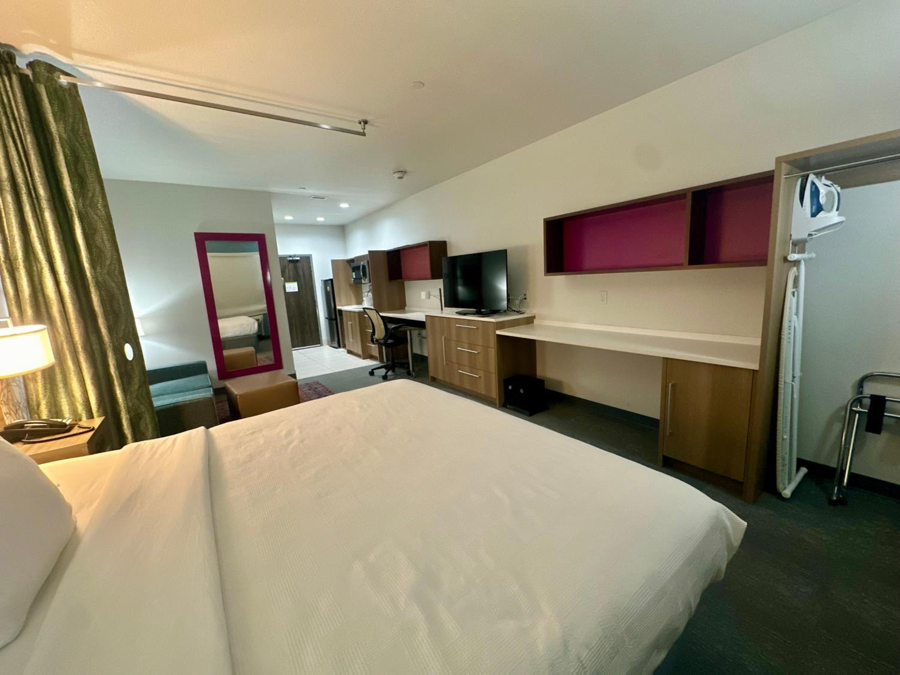 STUDIO, SUITE, KING BED