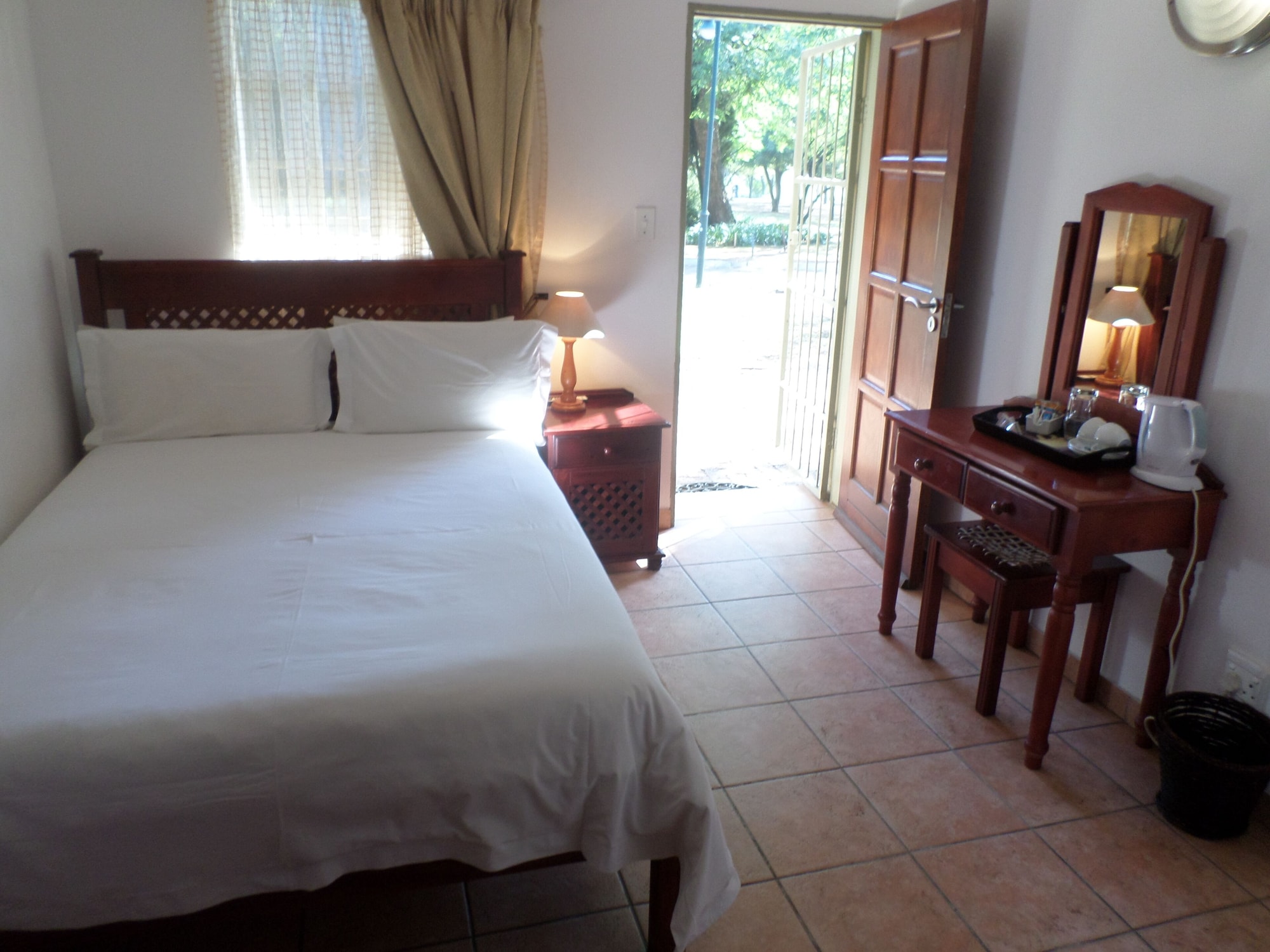 ECONOMY, QUEEN BED, GARDEN VIEW