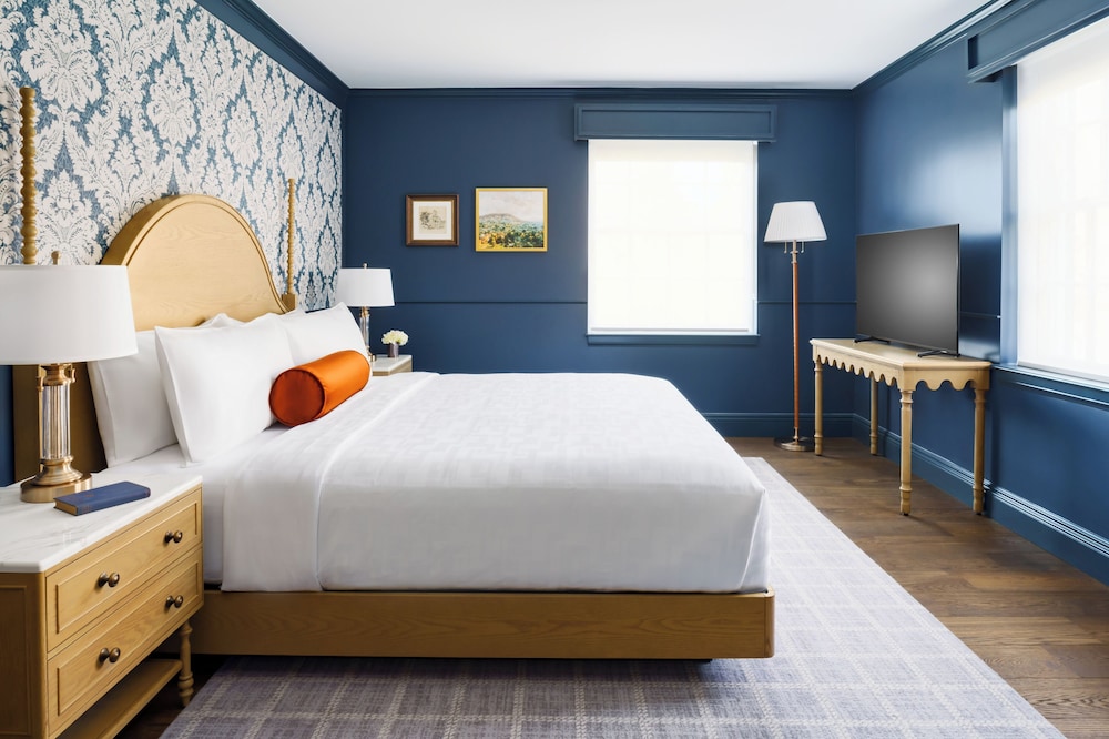 Suite, King Bed, Accessible