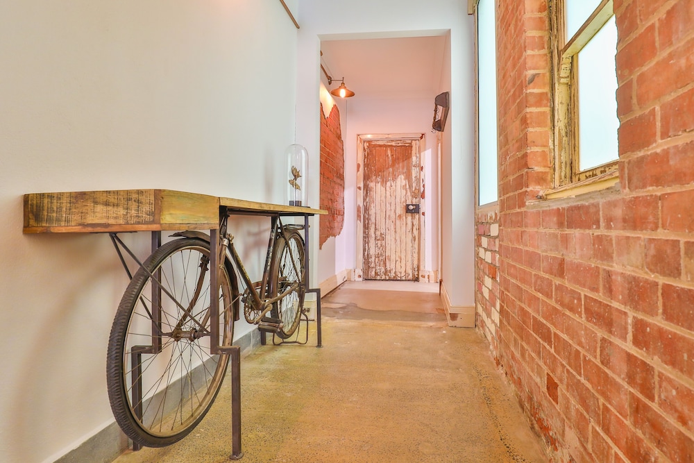 INDULGE APARTMENTS - EIGHTH STREET 7/16