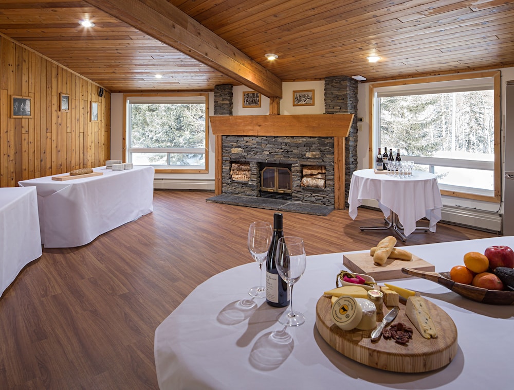 Canmore Rocky Mountain Ski Lodge 102/118