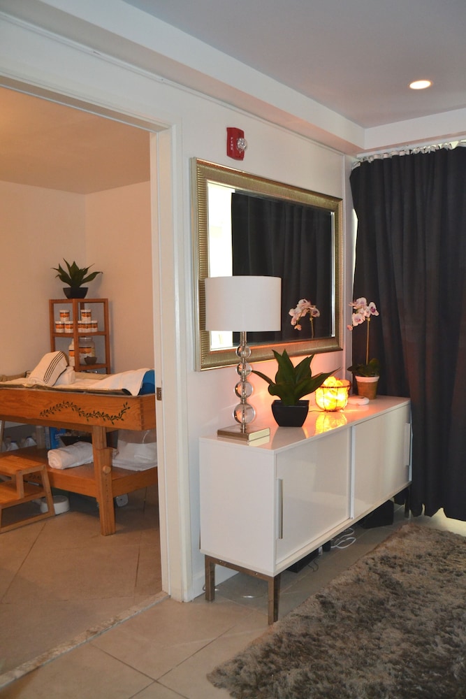 Royal Palms Resort And Spa A North Beach Village Resort Hotel 14/80