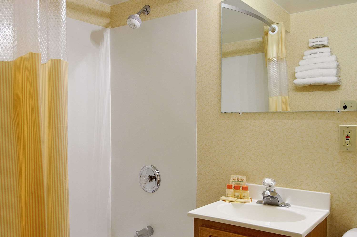 Days Inn by Wyndham Cleveland Lakewood 3/3