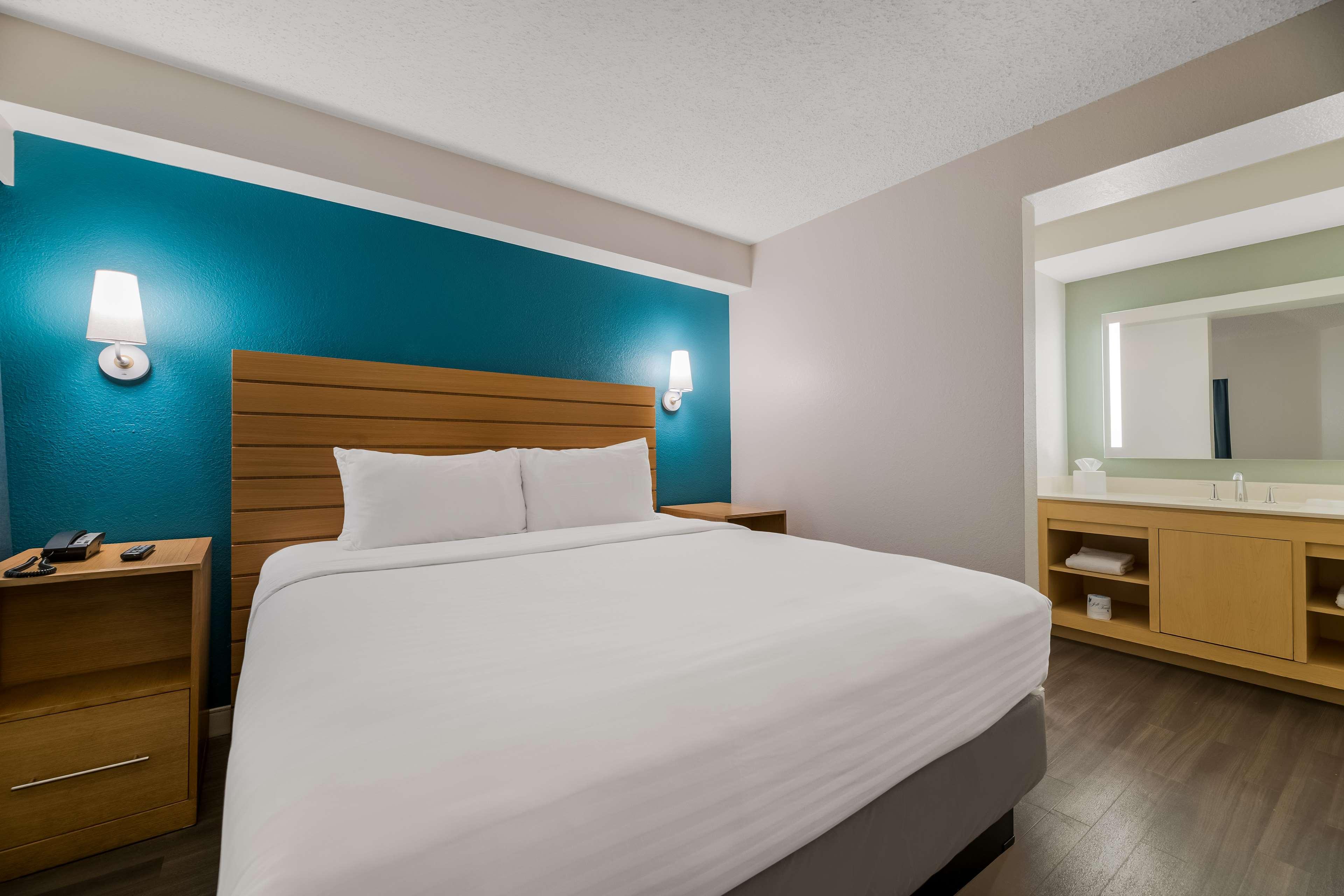 1 BEDROOM, SUITE, KING BED
