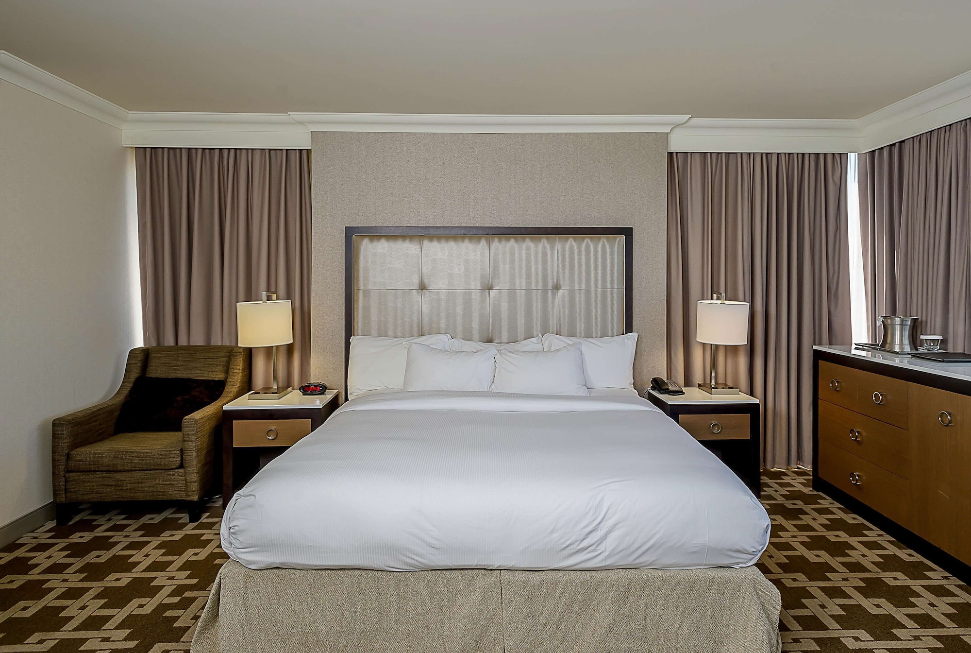COMPACT, KING BED, CANADIAN FALLS VIEW