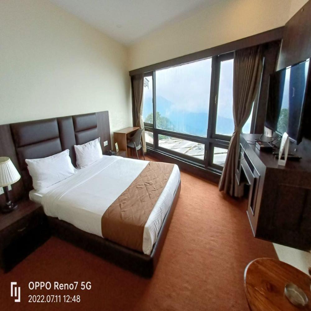 Semi Room, Queen Bed