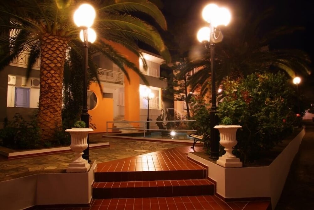 Dolphin Hotel 43/49