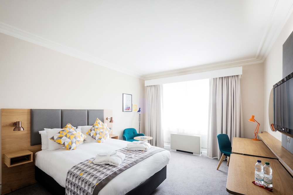 Holiday Inn Farnborough by IHG 15/74