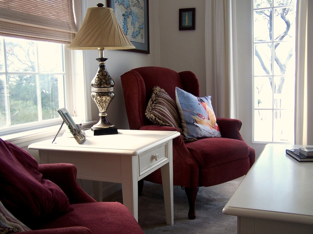 The Baywood Bed and Breakfast 13/23