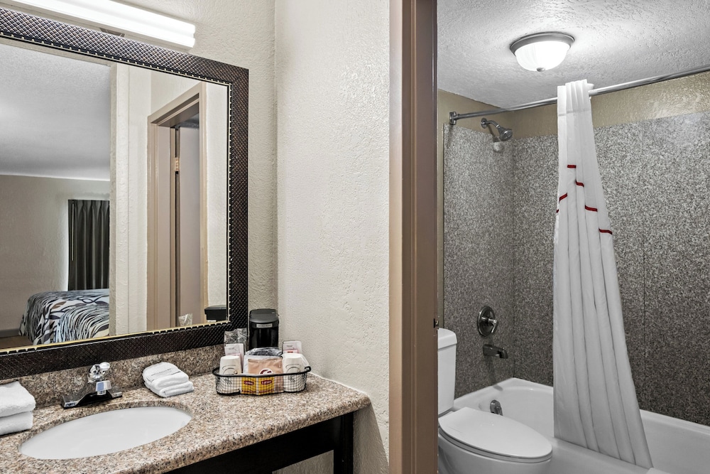 غرفة ديلوكس بسريرين مزدوجين بإطلالة على المسبح، Red Roof Inn Hot Springs 7/10