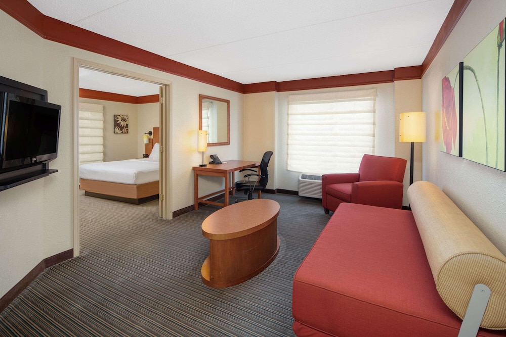 La Quinta Inn & Suites by Wyndham Atlanta Ballpark/Galleria 39/64