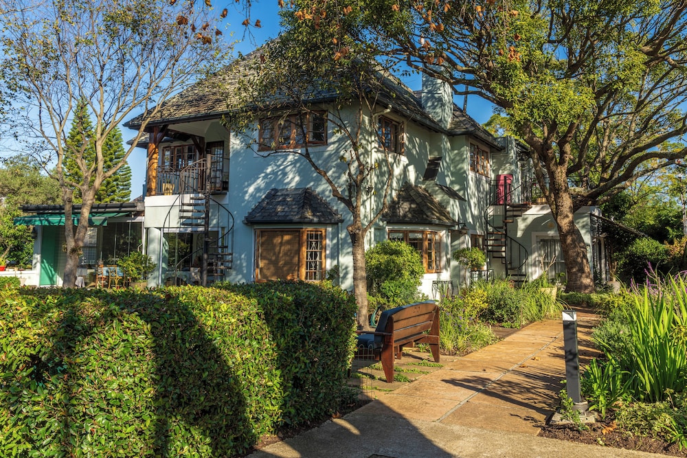 hedge house