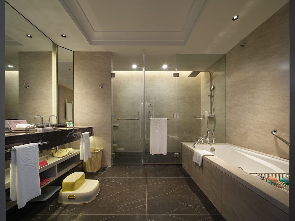 Diplomat, Suite, King Bed, Lake View