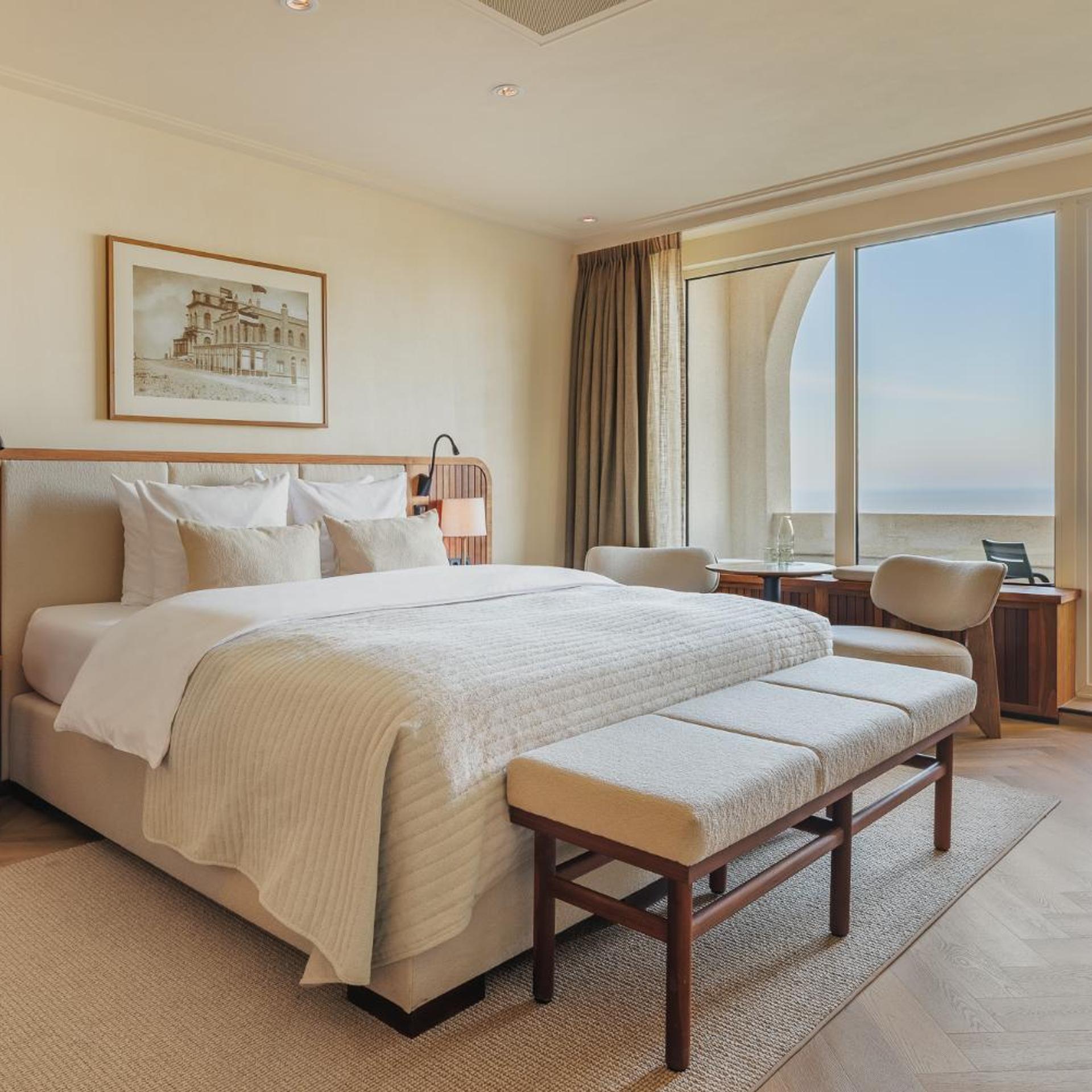 King Bed, Sea Side