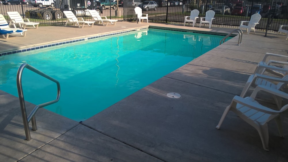 Days Inn & Suites By Wyndham Hutchinson 2/42