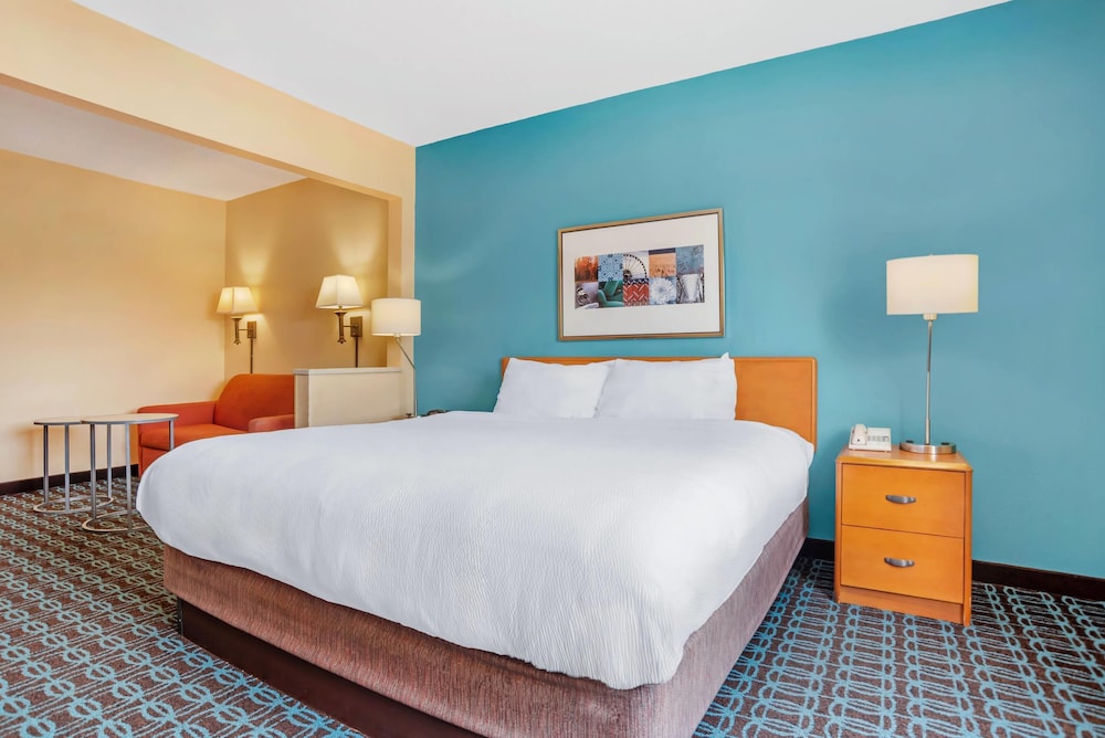 SUITE, KING BED
