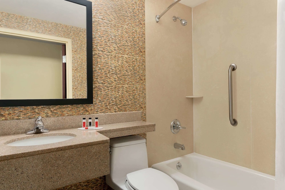 Days Inn by Wyndham Brooklyn 7/40