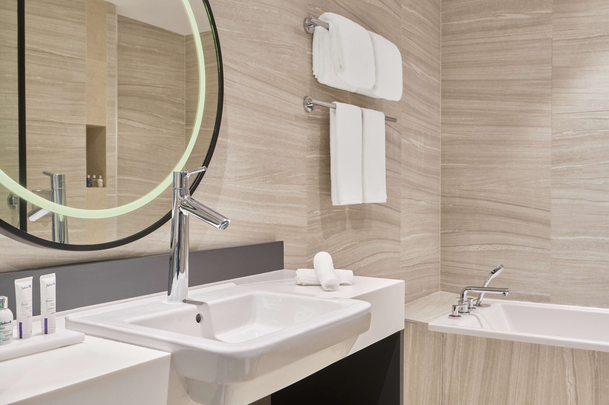 Junior Suite, King Bed, Lounge Access 3/4