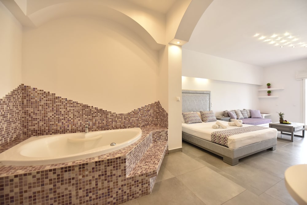 Queen Boutique Suites 36/38