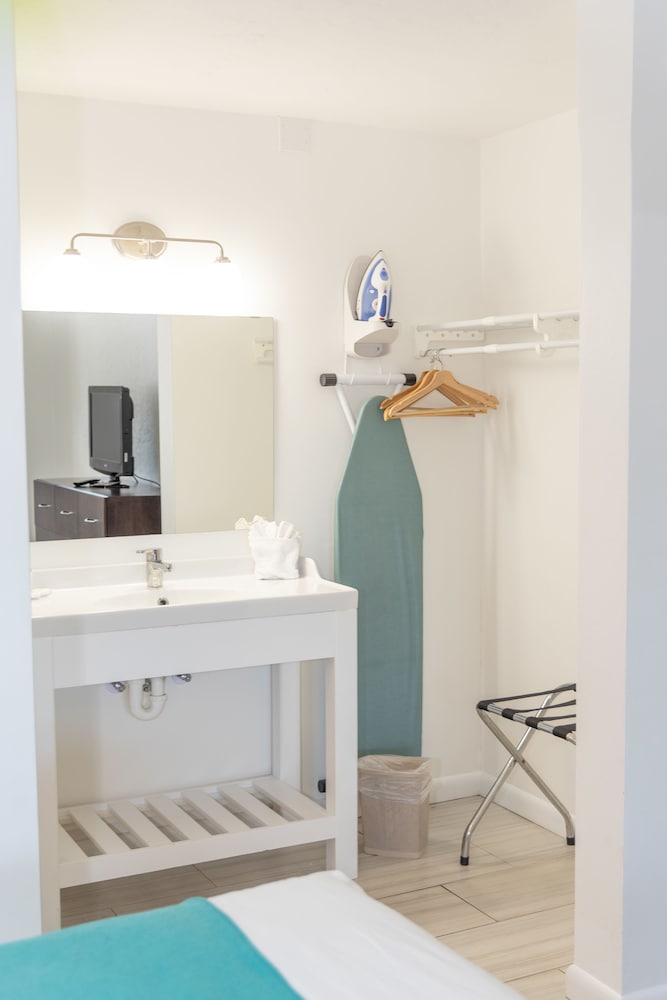 Regency Inn & Suites 47/54