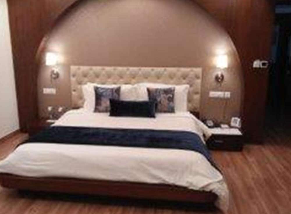 Rs Sarovar Portico 21/59