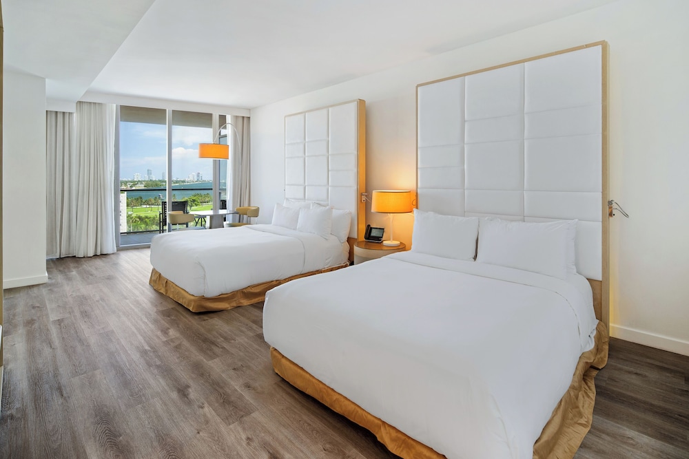 DELUXE, 2 QUEEN BEDS, BAY VIEW