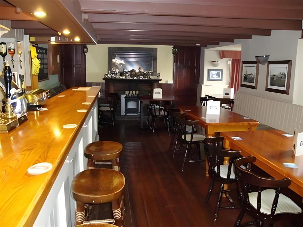 The White Hart 6/7