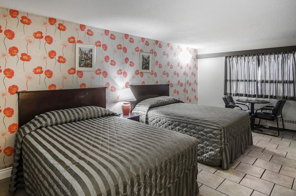غرفة قياسية بسريرين كوين، Econo Lodge Lloydminster 3/10