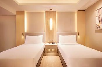 Executive, Twin Beds, Golf Course View
