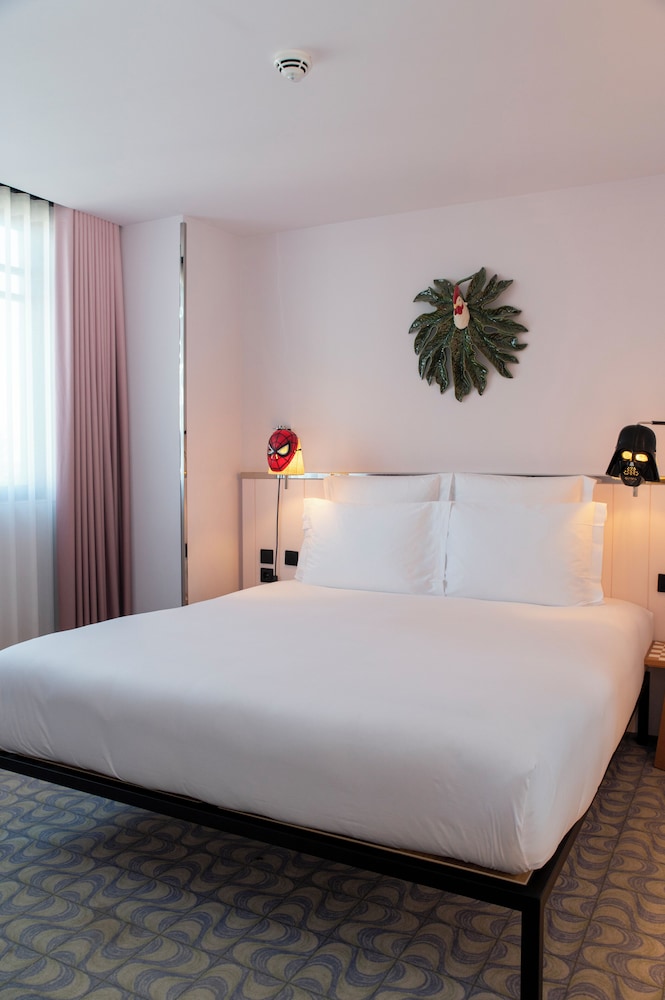 Mama, Medium, King Bed, Avenue View, Balcony
