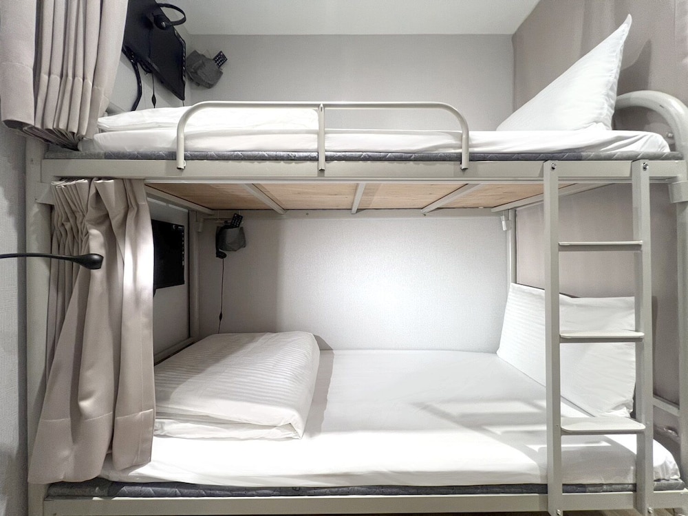 MIXED DORM, ECONOMY, NO WINDOW