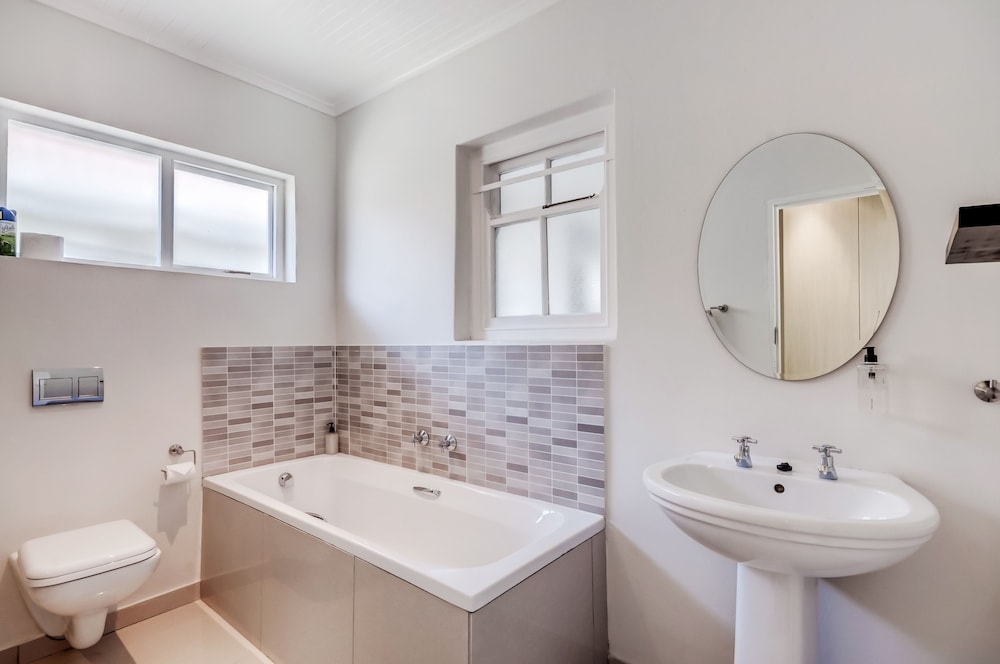 First Avenue Guesthouse 47/50