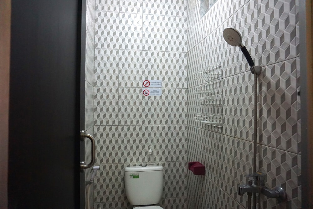 OYO 3952 Hotel C 18 Cibaduyut 21/25
