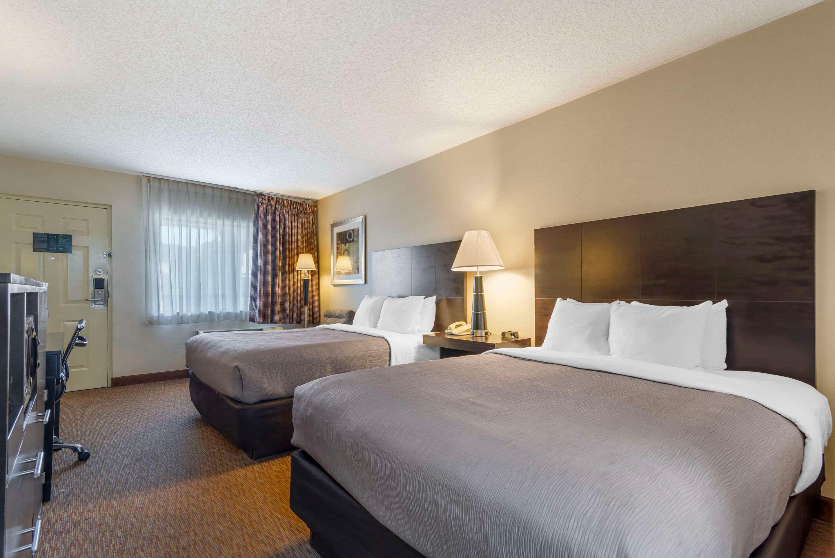 Upgrade, 2 Queen Beds, Smoking