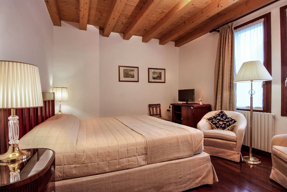 ROOM, DOUBLE BED